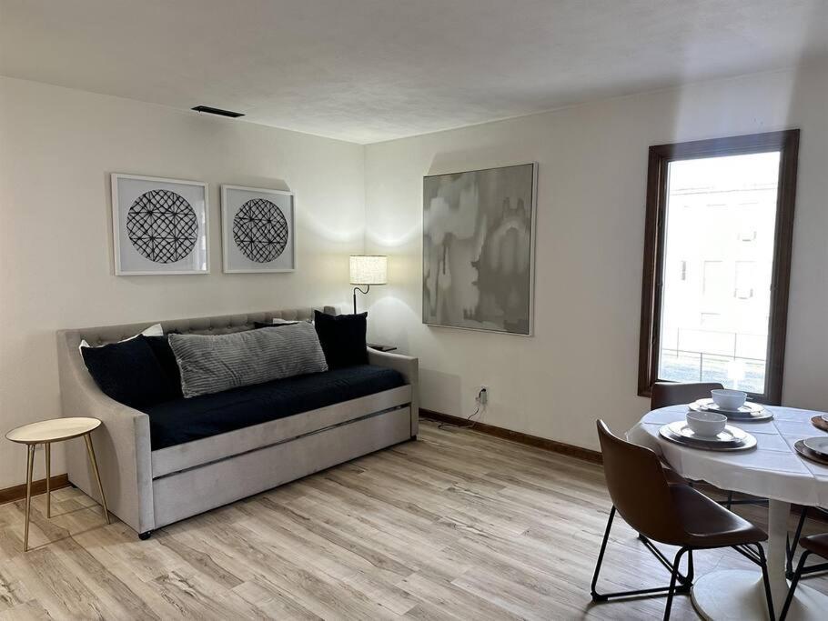 Capital Suite On 6Th Street - King Bed / Downtown! Springfield Bagian luar foto
